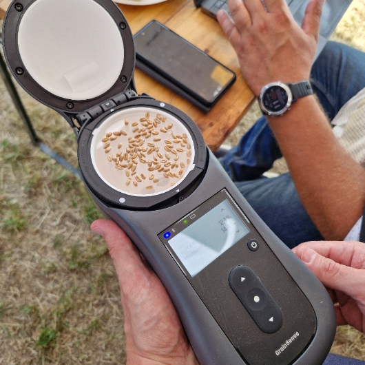 Revoluce v&nbsp;analýze obilovin: Přenosný NIR analyzátor GrainSense a&nbsp;vlhkoměr Schaller